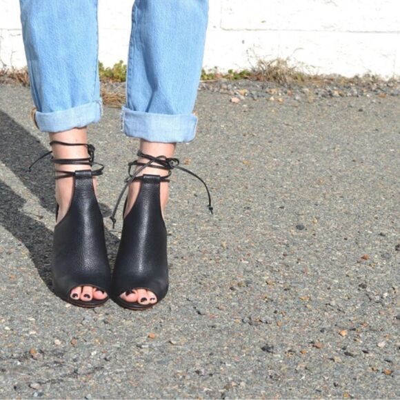 Splendid Jaylen Lace Up Block Heel Peep Toe Bootie Black 8 - Picture 1 of 9